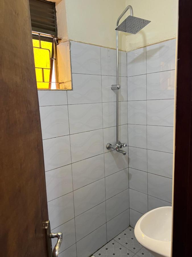 Lark Suites -Bukoto Kampala Luaran gambar